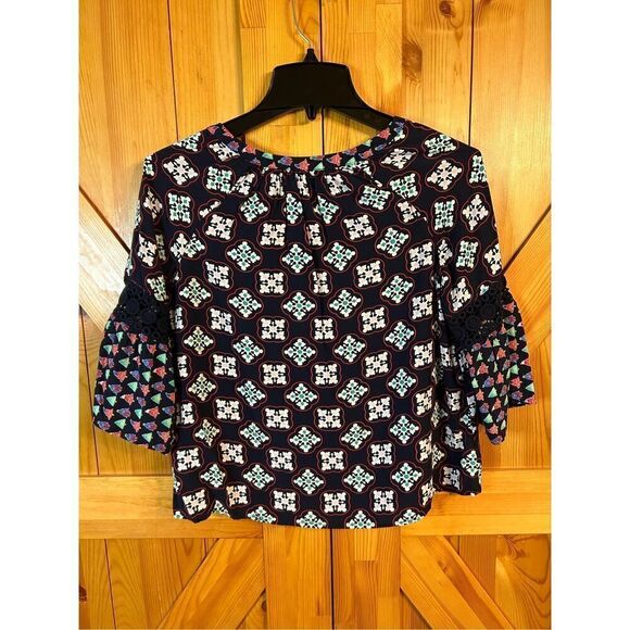 Crown & Ivy Multi Color Xmas Trees snowflakes 3/4 Sleeve Shirt Size Large (4031) - Picture 6 of 6